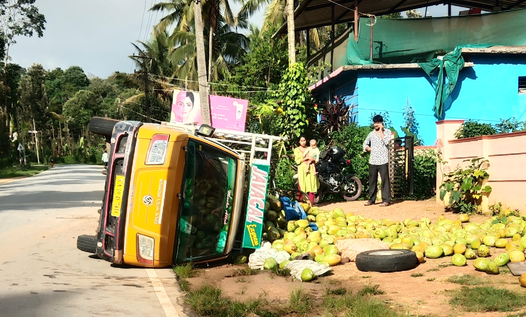 ಬೆಲೂರು-ಮೂಡಿಗೆರೆ  ರಸ್ತೆಯಲ್ಲಿ   2 ಪ್ರತ್ಯೇಕ ರಸ್ತೆ ಅಫಘಾತ ಚಾಲಕರು ಅಪಾಯದಿಂದ ಪಾರು!