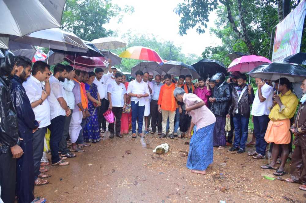 ಕಡಿರುದ್ಯಾವರ ಗ್ರಾಮದ ವಿವಿಧ ರಸ್ತೆ ಕಾಮಗಾರಿಗೆ ಶಿಲಾನ್ಯಾಸ ನೆರವೇರಿಸಿದ ಶಾಸಕ ಹರೀಶ್ ಪೂಂಜ