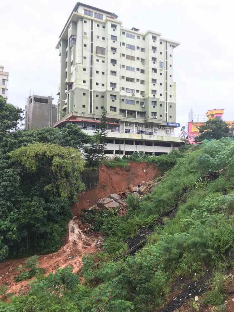 ಕುಸಿಯುವ ಭೀತಿಯಲ್ಲಿ ಎಂಟು ಅಂತಸ್ತಿನ ಕಟ್ಟಡ