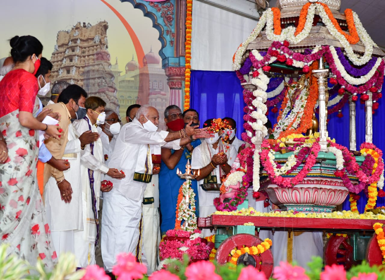 ಮೈಸೂರಿನ ಚಾಮುಂಡೇಶ್ವರಿ ಸನ್ನಿಧಿಯಲ್ಲಿ ಮೈಸೂರು ದಸರಾಗೆ ಚಾಲನೆ.