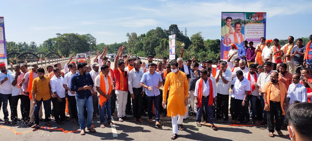 ಬಹುದಿನಗಳ ಬೇಡಿಕೆ ಬ್ರಿಟಿಷ್ ಕಾಲದ ಸೇತುವೆಗೆ ಮುಕ್ತಿ!  15 ಕೋಟಿ ರೂ. ವೆಚ್ಚದಲ್ಲಿ ನಿರ್ಮಾಣಗೊಂಡ ನಿಡಿಗಲ್ ಸೇತುವೆಯನ್ನು ಲೋಕಾರ್ಪಣೆ ಗೊಳಿಸಿದ ಸಂಸದ ನಳಿನ್ ಕುಮಾರ್ ಕಟೀಲ್