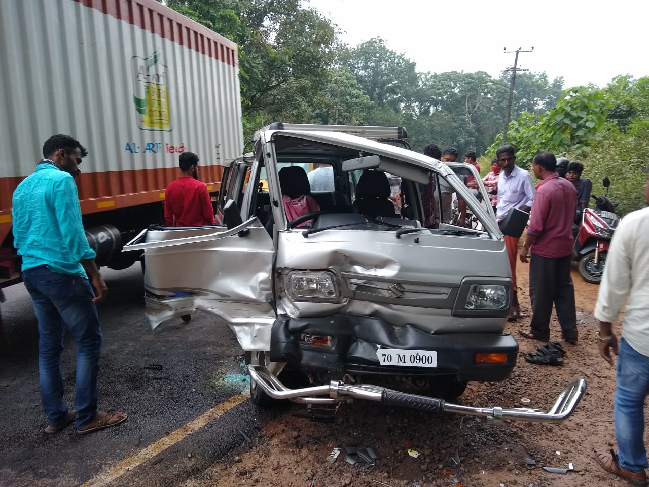 ಗುರುವಾಯನಕೆರೆ ಪನೆಜಾಲು ಎಂಬಲ್ಲಿ  ಓಮ್ನಿ & ಐ10 ನಡುವೆ ಅಪಘಾತ