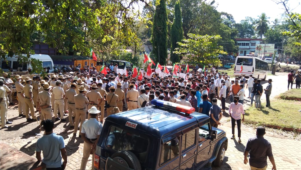 ಬೆಳ್ತಂಗಡಿಯಲ್ಲಿ SDPI ಕಾರ್ಯಕರ್ತರ ಪ್ರತಿಭಟನೆ! ಅಮಾಯಕರ ಬಂಧನವಾಗಿದೆ: ಎಸ್.ಡಿ.ಪಿ.ಐ. ರಾಷ್ಟ್ರೀಯ ಕಾರ್ಯದರ್ಶಿ ಆರೋಪ!