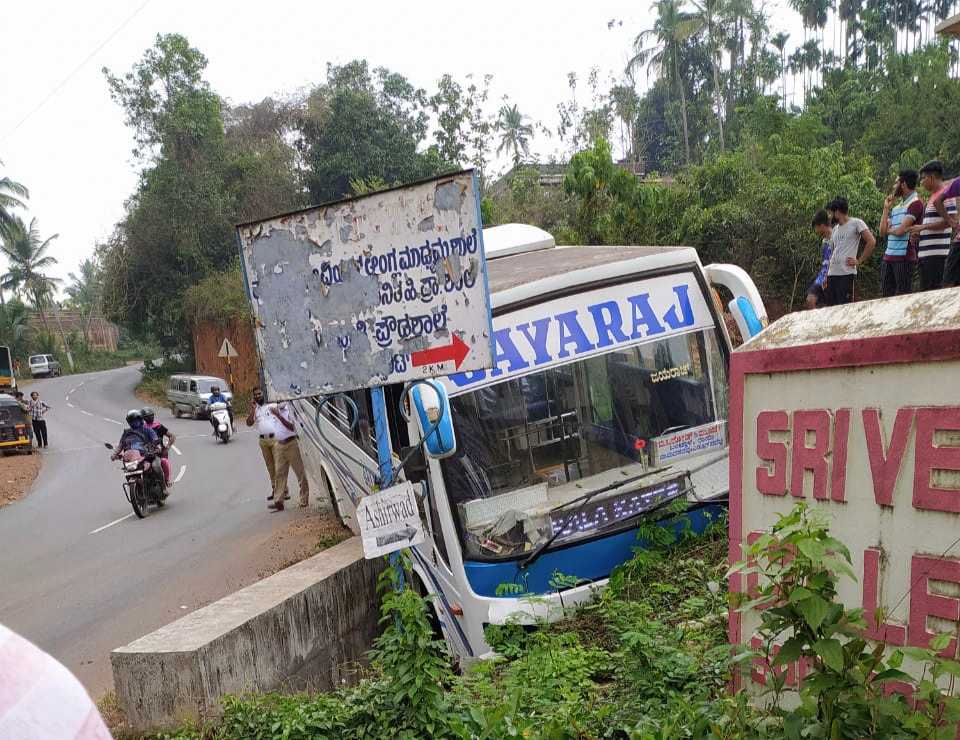 SVS ಕಾಲೇಜು ಸಮೀಪ ಖಾಸಗಿ ಬಸ್ ಅಪಘಾತ! ಆಸ್ಪತ್ರೆಗೆ ಬೇಟಿ ನೀಡಿ ಗಾಯಾಳುಗಳ ಆರೋಗ್ಯ ವಿಚಾರಿಸಿದ ಆರೋಗ್ಯ ಸಚಿವರು