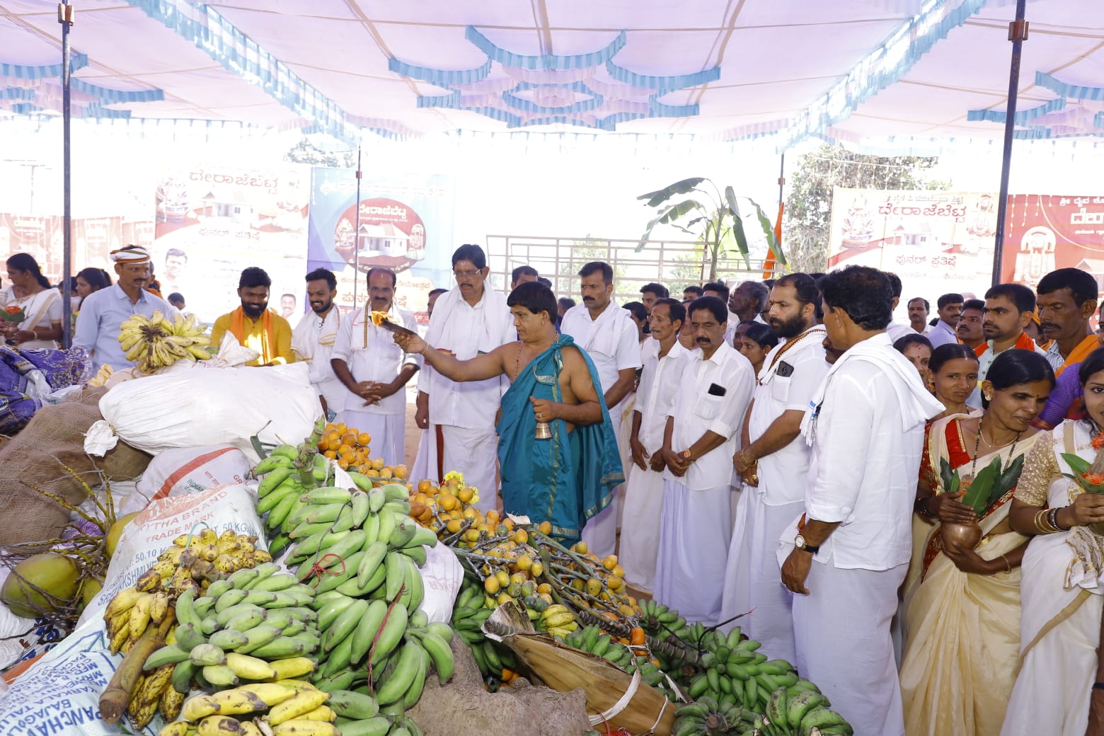 ದೇರಾಜೆಬೆಟ್ಟ: ಪುನರ್ ಪ್ರತಿಷ್ಠೆ, ಬ್ರಹ್ಮಕುಂಭಾಭಿಷೇಕಕ್ಕೆ ಚಾಲನೆ, ವೈಭವದ ಹೊರೆಕಾಣಿಕೆ ಮೆರವಣಿಗೆ