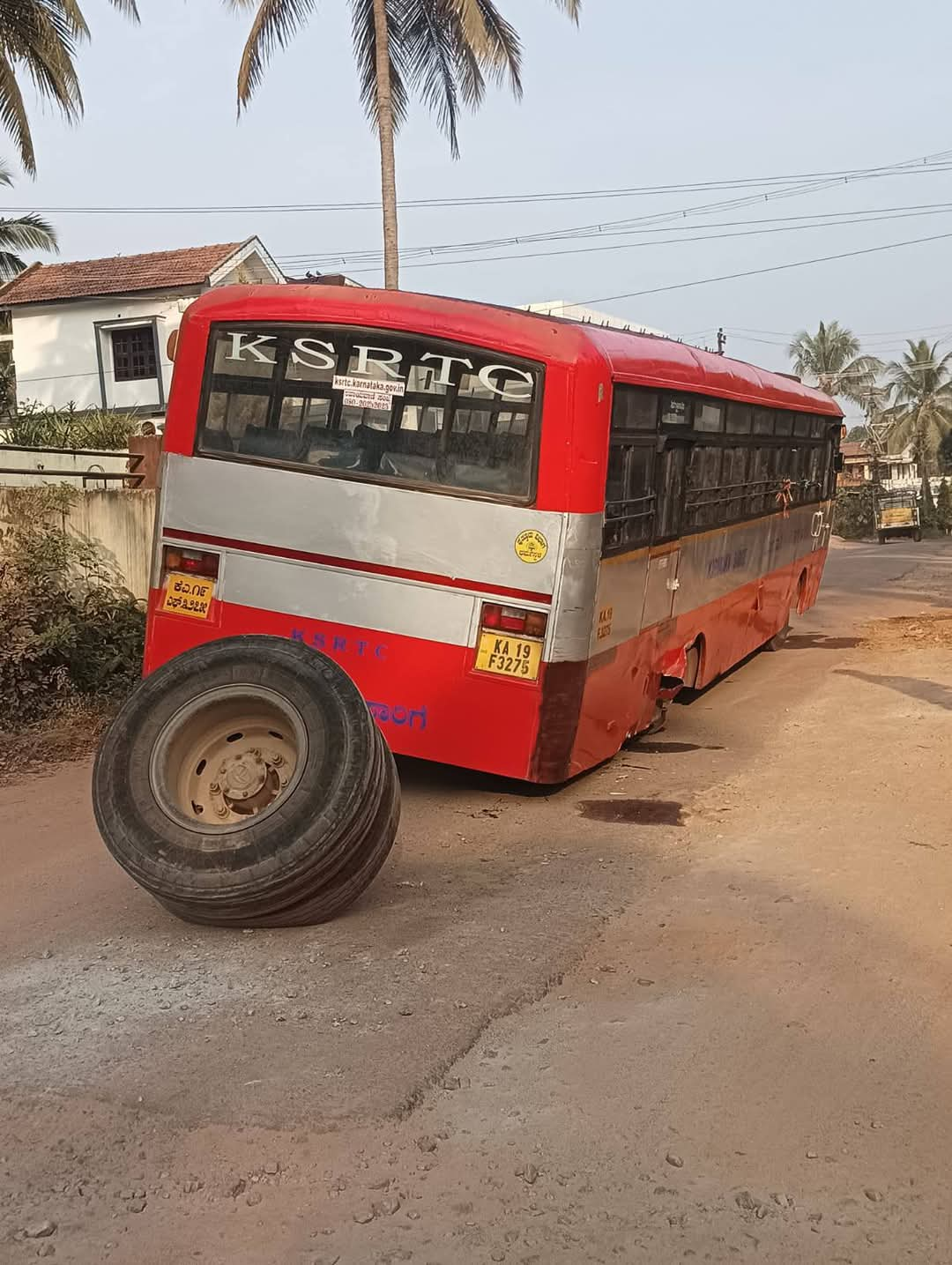 KSRTC ಬಸ್ ನ ಹಿಂಬದಿ ಚಕ್ರಕಳಚಿ ಅವಘಡ ತಪ್ಪಿದ ಭಾರಿ ಅನಾಹುತ