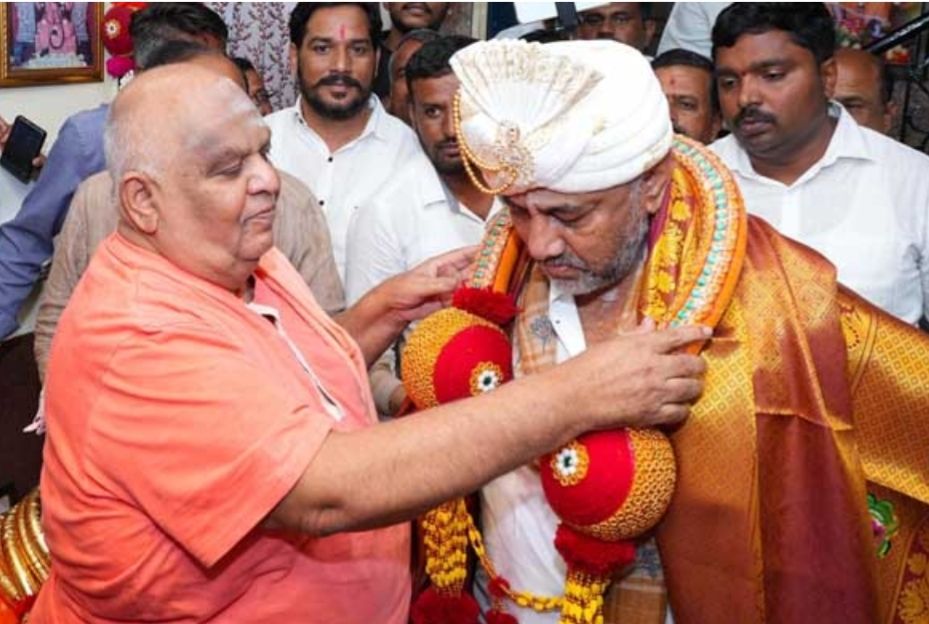 DCM ಡಿಕೆ ಶಿವಕುಮಾರ್ ಕೋಡಿಮಠದ ಶ್ರೀ ಗಳ ಭೇಟಿ,