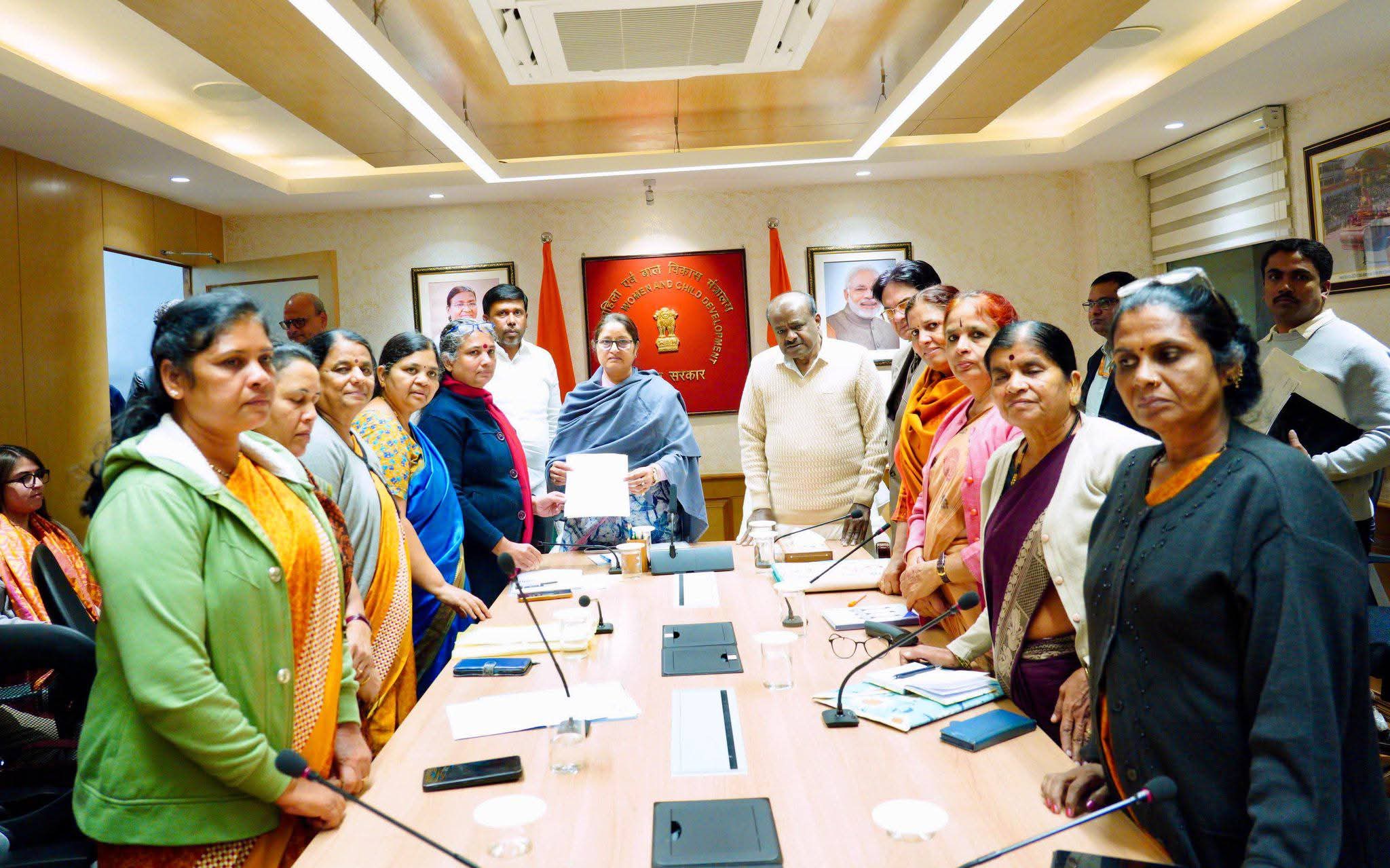 ವಿವಿಧ ಬೇಡಿಕೆಗಳನ್ನು ಈಡೇರಿಸಲು ಆಗ್ರಹಿಸಿ ಕರ್ನಾಟಕದಲ್ಲಿ ಪ್ರತಿಭಟನೆ ನಡೆಸುತ್ತಿದ್ದ ಅಂಗನವಾಡಿ, ಅಕ್ಷರ ದಾಸೋಹ, ಆಶಾ ನೌಕರರ ಪ್ರಮುಖರ ಸಭೆ ಆಯೋಜಿಸಿದ ಕೇಂದ್ರ ಸಚಿವ ಎಚ್ ಡಿ ಕೆ