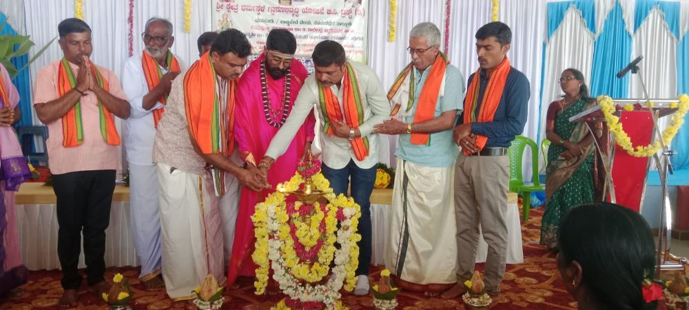 ಮಕ್ಕಳಿಗೆ ಸಂಸ್ಕಾರಯುತ ಶಿಕ್ಷಣದ ಜೊತೆಗೆ ಧಾರ್ಮಿಕ ನಂಬಿಕೆ ಆಚಾರ ವಿಚಾರಗಳ ಬಗ್ಗೆ ಅರಿವು ಮೂಡಿಸುವ  ಜವಾಬ್ದಾರಿ ತಾಯಂದಿರದ್ದು: ತೆಂಕಲಗೂಡು ಶ್ರೀ