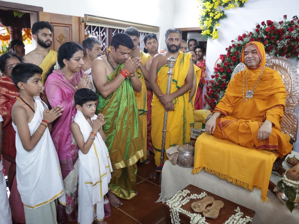 ಶ್ರೀರಾಮಚಂದ್ರಾಪುರ ಮಠದ ರಾಘವೇಶ್ವರ ಭಾರತೀ ಮಹಾಸ್ವಾಮಿಗಳಿಂದ ಶಾಸಕ ಹರೀಶ್ ಪೂಂಜಾ ರವರ ನಿವಾಸ ಮಿಥಿಲಾಗೆ ಭೇಟಿ