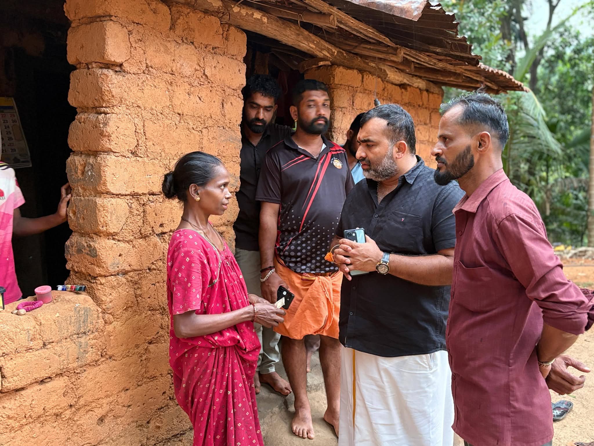 ಹಾವು ಕಡಿತಗೊಂಡು ಆಸ್ಪತ್ರೆಯಲ್ಲಿ ಚಿಕಿತ್ಸೆ ಪಡೆಯುತ್ತಿರುವ ಕಾರೆಗುಡ್ಡೆಯ ಮಹೇಶ್ ಮನೆಗೆ  ಡಿ.ಕಿರಣ್ ಚಂದ್ರ ಪುಷ್ಪಗಿರಿ ಭೇಟಿ
