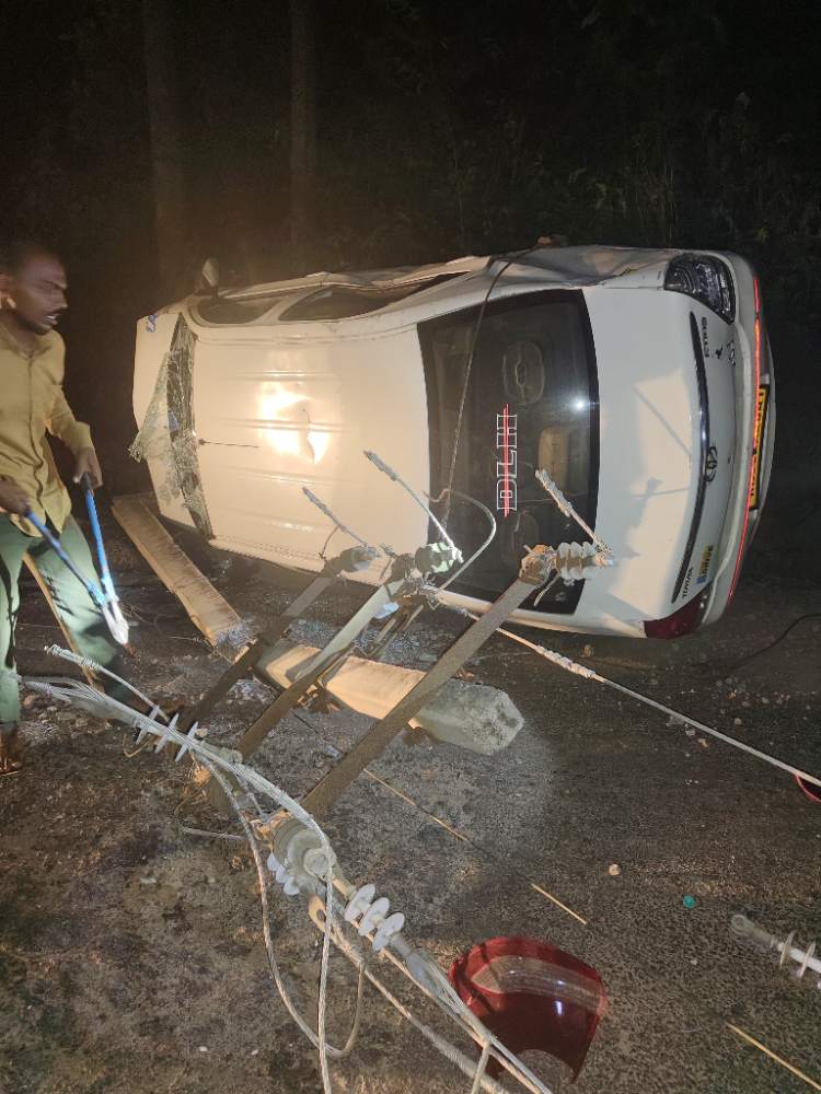 ವಿದ್ಯುತ್ ಕಂಬಕ್ಕೆ ಗುದ್ದಿದ ಕಾರು, ಕಾರು ಜಖಂ ವಿದ್ಯುತ್ ಸಂಪರ್ಕ ಕಡಿತ