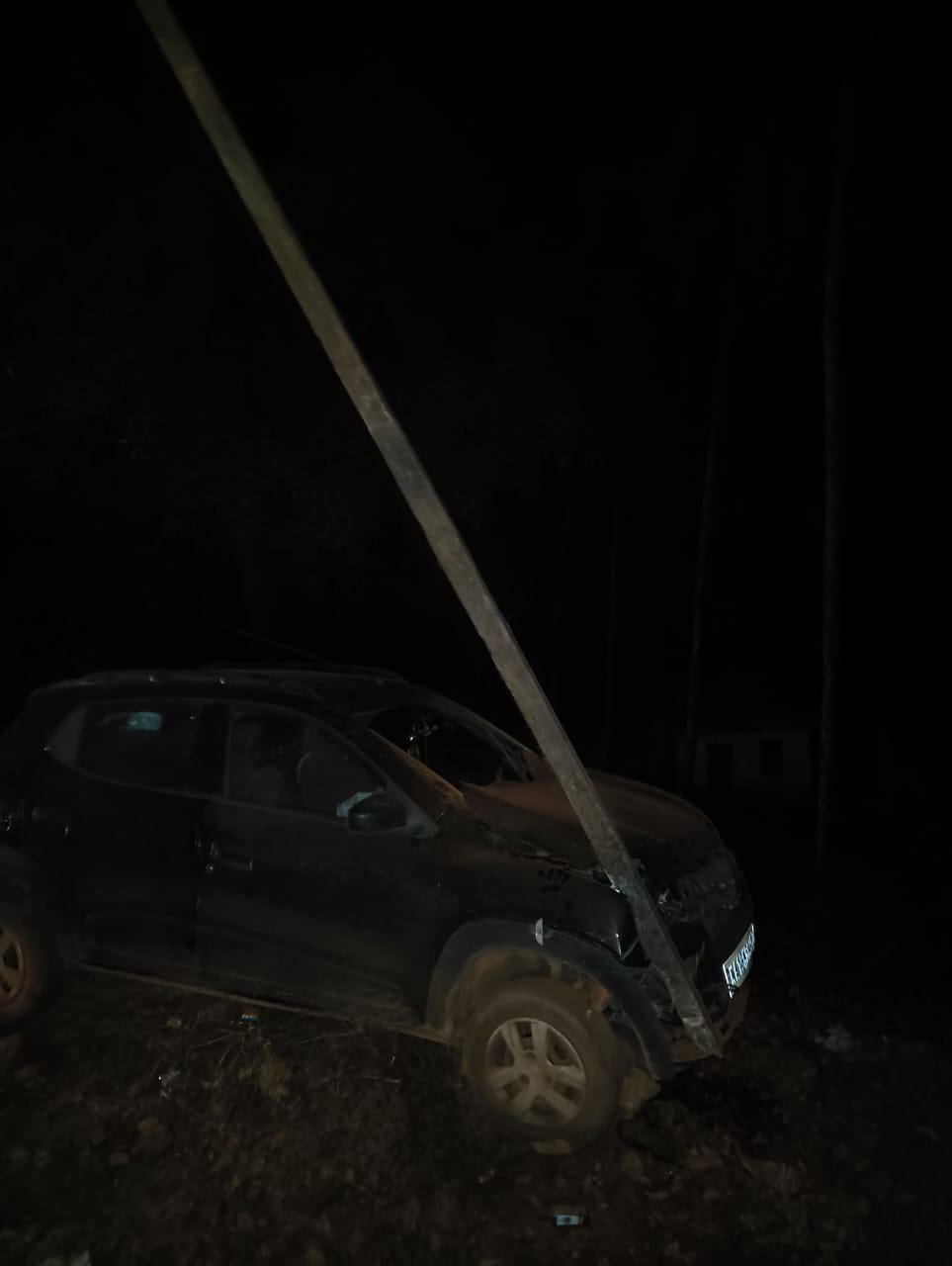 ಬೆಳ್ತಂಗಡಿ; ಸೋಮಂತ್ತಡ್ಕದಲ್ಲಿ ಚಾಲಕನ ನಿಯಂತ್ರಣ ತಪ್ಪಿ ವಿದ್ಯುತ್ ಕಂಬಕ್ಕೆ ಡಿಕ್ಕಿ ಹೊಡೆದ ಕಾರು