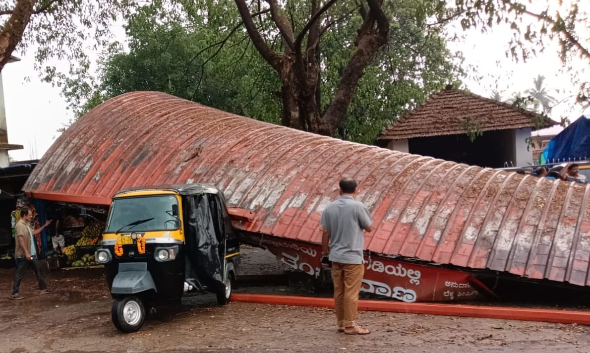 ಭಾರಿ ಗಾಳಿ ಮಳೆಗೆ ಆಟೋ ರಿಕ್ಷಾ ನಿಲ್ದಾಣದ ಮೇಲ್ಛಾವಣಿ ಕುಸಿತ