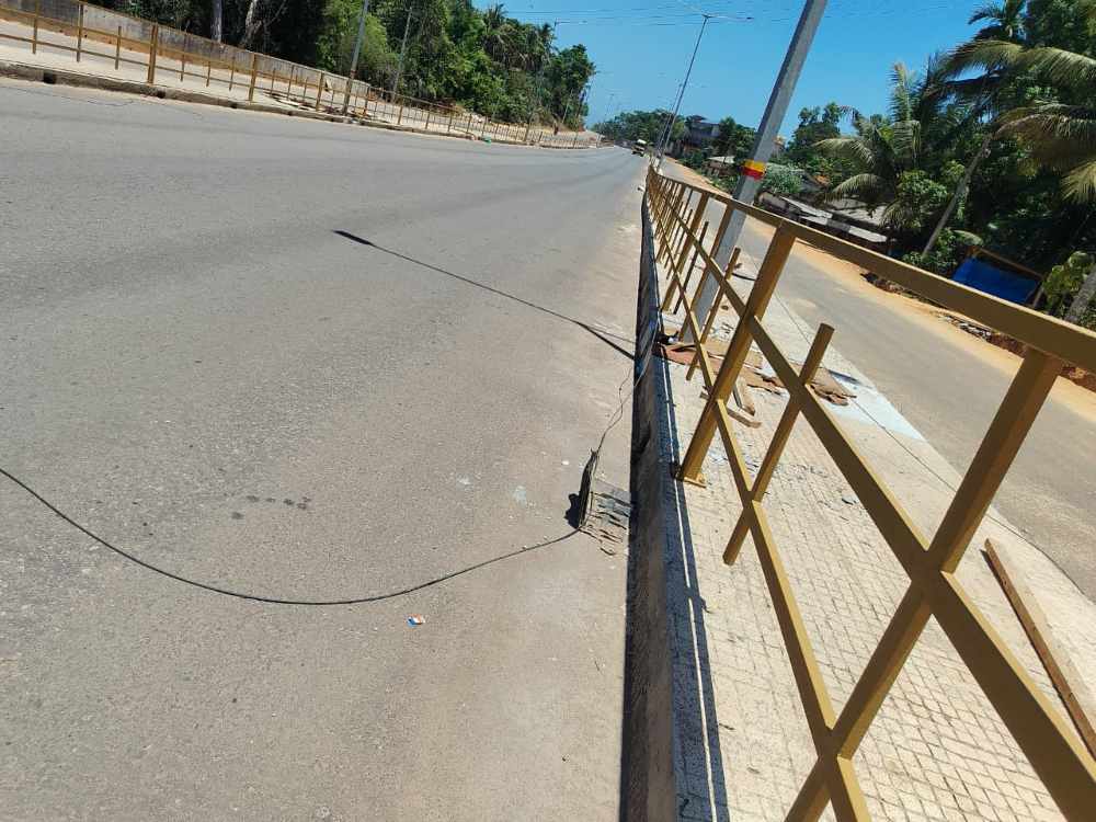 ಉಜಿರೆಯ ಅನುಗ್ರಹ ಬಳಿ ರಿಕ್ಷಾ ಬೈಕ್ ಮಗುಚಿ ಬಿದ್ದ ಬೆನ್ನಲ್ಲೇ ಕಾಶಿಬೆಟ್ಟಿನಲ್ಲಿ ಅಪಘಾತದ ಭೀತಿ – ರಸ್ತೆಯ ಮೇಲೆ ಬಿದ್ದ ಕೇಬಲ್