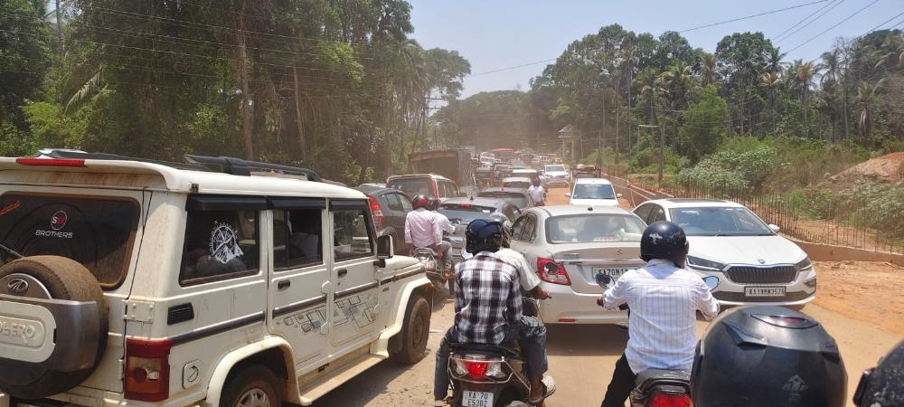 ಕುಂಟುತ್ತಿರುವ ಕಾಮಗಾರಿಯಿಂದ ಬಿಸಿಲ ಬೇಗೆಗೆ ಬೆಂಡಾದ ಜನ: ಟ್ರಾಫಿಕ್ ಜಾಮ್ ನಿಂದ ಹೈರಾಣಾದ ಜನ