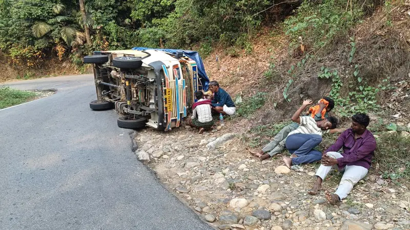 ಚಾರ್ಮಾಡಿ ಘಾಟ್ ನಲ್ಲಿ ಗೂಡ್ಸ್ ವಾಹನ ಪಲ್ಟಿ