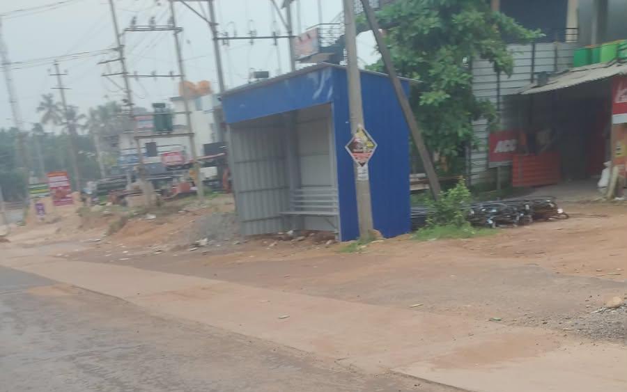 ಮುಂಡಾಜೆ ಹೆದ್ದಾರಿ ಬದಿ ಕಳಪೆ ತಗಡು ಶೀಟಿನ ತಂಗುದಾಣ: ಸಾರ್ವಜನಿಕರ ಆಕ್ರೋಶ