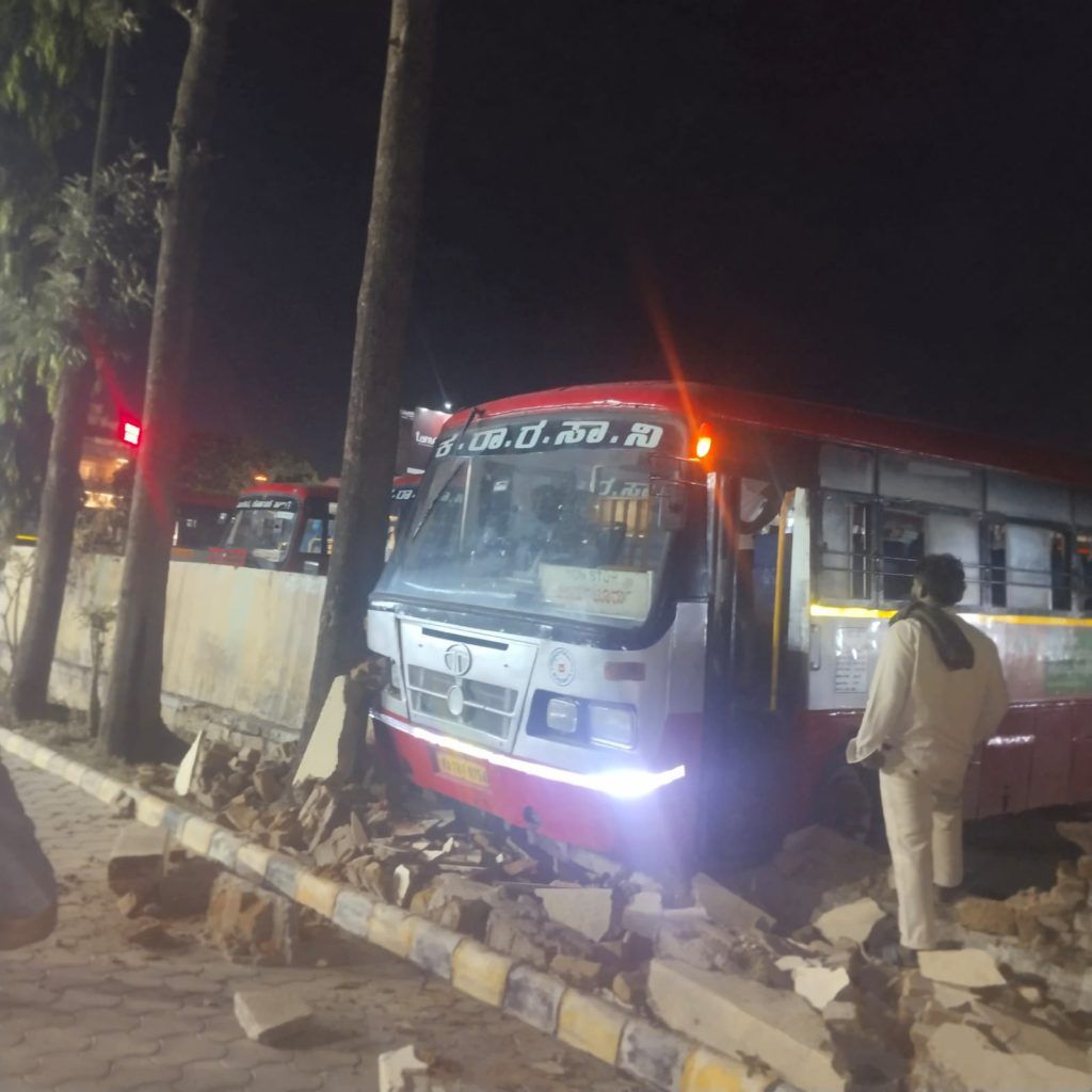 ಚಿಕ್ಕಮಗಳೂರು | ಬ್ರೇಕ್ ಫೇಲ್: ಬಸ್ ನಿಲ್ದಾಣದ ಕಾಂಪೌಂಡ್‌ಗೆ ಡಿಕ್ಕಿ ಹೊಡೆದ ಸರಕಾರಿ ಬಸ್”