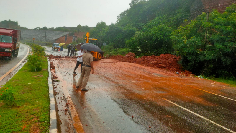 ಹೊನ್ನಾವರದಲ್ಲಿ ಮಳೆ ಅಬ್ಬರಕ್ಕೆ ರಾಷ್ಟ್ರೀಯ ಹೆದ್ದಾರಿ 66ರಲ್ಲಿ ಭೂಕುಸಿತ – ಏಕಮುಖ ಸಂಚಾರ ಬಂದ್