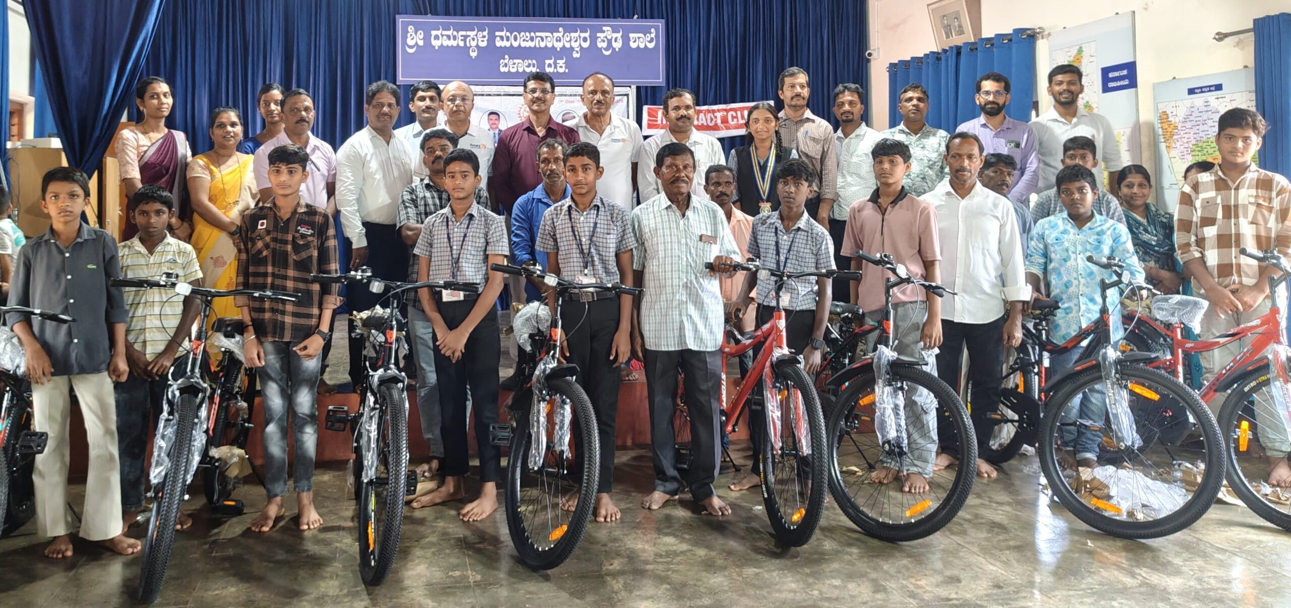 ರೋಟರಿ ಕ್ಲಬ್ ಯಲಹಂಕ ವತಿಯಿಂದ ಬೆಳಾಲು ಶ್ರೀ ಧ.ಮಂ. ಪ್ರೌಢ ಶಾಲೆಯ ವಿದ್ಯಾರ್ಥಿಗಳಿಗೆ ಬೈಸಿಕಲ್ ವಿತರಣೆ