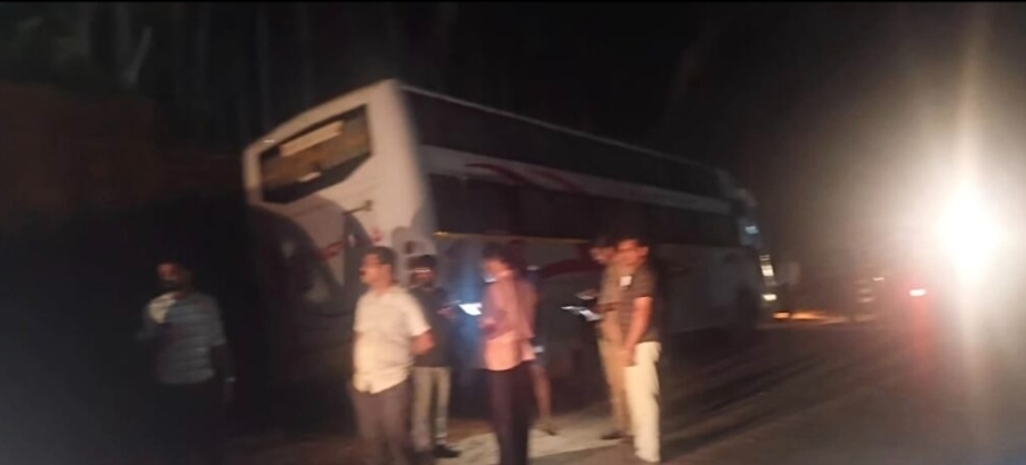 ಪುತ್ತೂರು: ರಸ್ತೆ ಕಾಮಗಾರಿ ನಡುವೆ ಮಣ್ಣಿನಲ್ಲಿ ಹೂತು ಹೋದ ಕೆ.ಎಸ್.ಆರ್.ಟಿ.ಸಿ ಸ್ಲೀಪರ್ ಕೋಚ್ ಬಸ್; ರಸ್ತೆ ಸುರಕ್ಷತಾ ಕ್ರಮಗಳ ಕೊರತೆಗೆ ಸ್ಥಳೀಯರ ಆಕ್ರೋಶ!